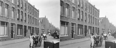 859107 Gezicht in de Mauritsstraat te Utrecht, met de huizen nrs. 69 -lager. Op de voorgrond een melkventster met een ...